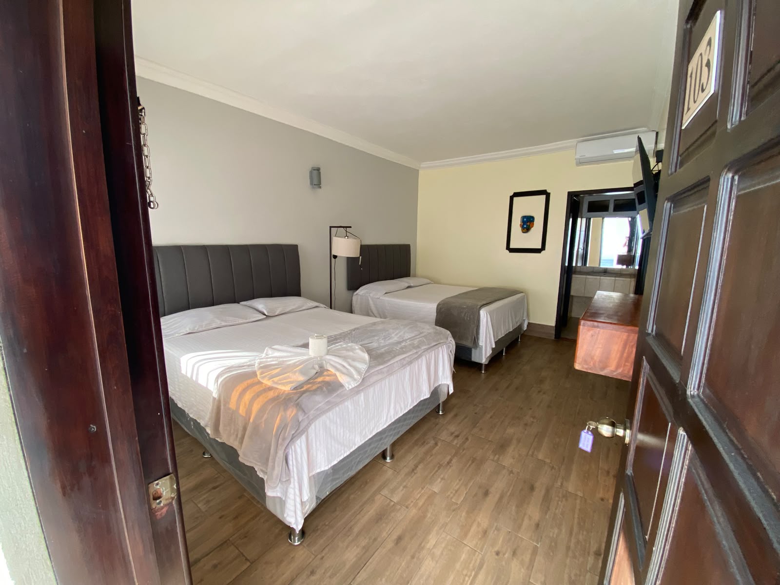 Habitación con camas y aire acondicionado